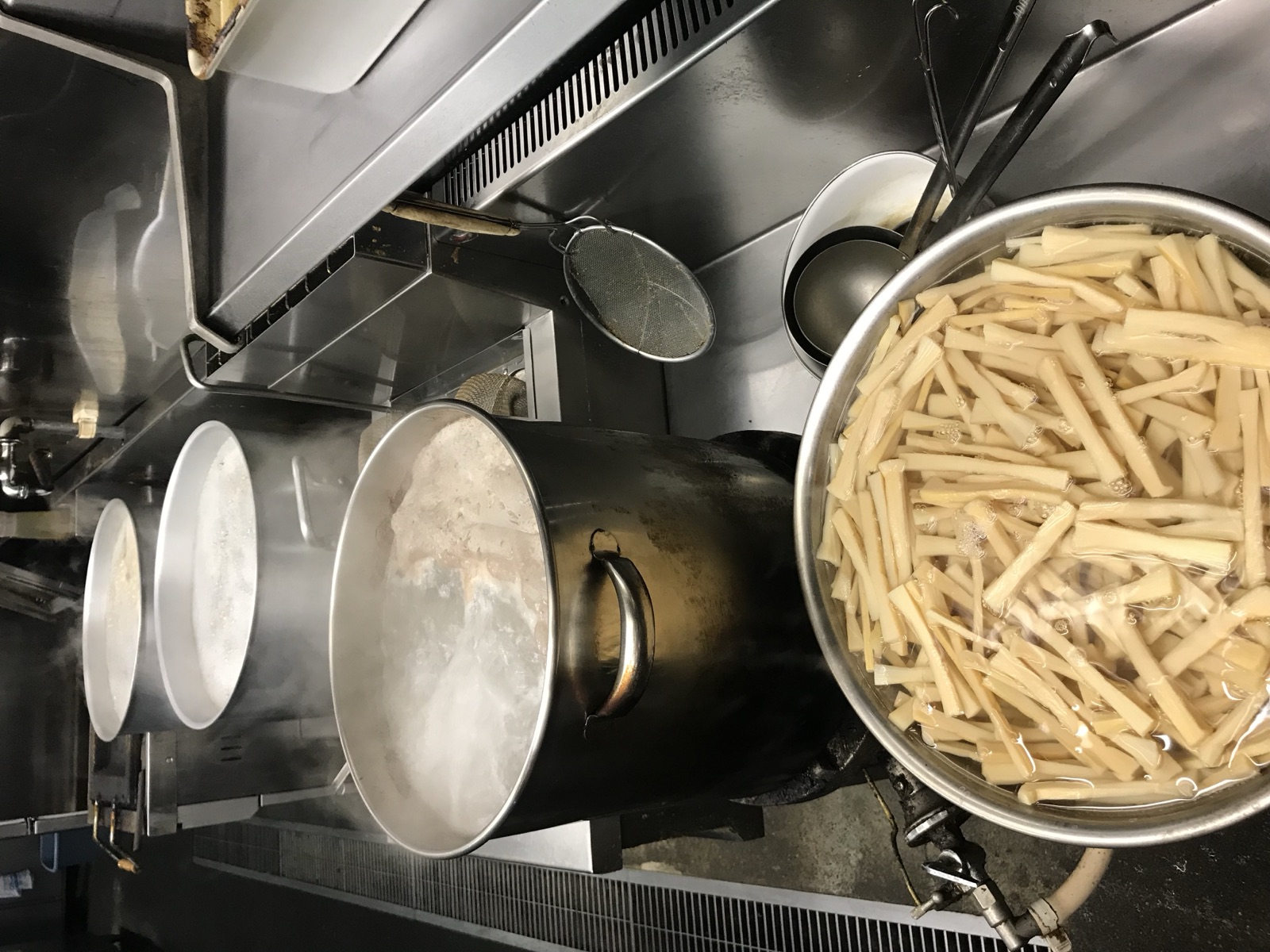 厨房で茹で上げる麺